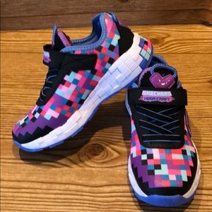 🔥NWT Girls Skechers Sneakers